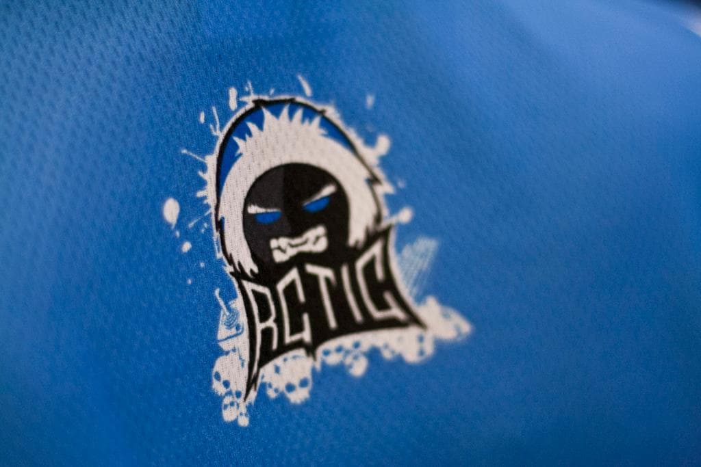 RCTIC Esports joukkue pelaamassa tietokoneilla kilpailussa